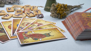 Yazı işleri. Rusya Sochi 07 / 04 / 2020. tarot kartları, rünler ve sihirli özellikler