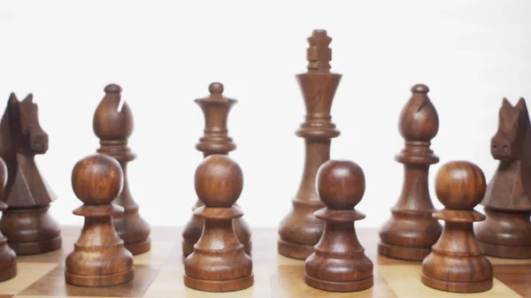 Супер близко Детали шахматных фигур, стоящих на шахматной доске — стоковое фото