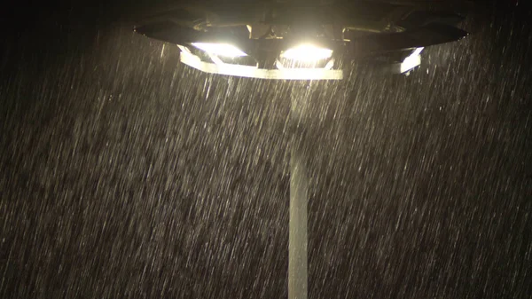 Fechar-se de uma lâmpada de rua à noite durante a chuva. mau tempo — Fotografia de Stock