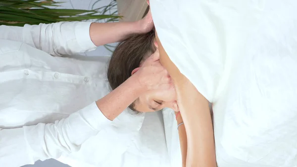 Крупний план. руки масажиста роблять масаж спини до красивої молодої дівчини — стокове фото