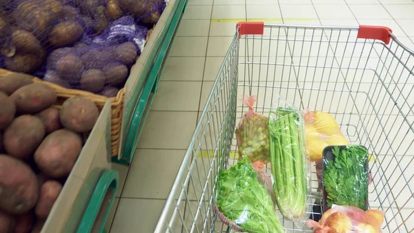 Verdure in un carrello della spesa in un supermercato. acquisto di cibo vegetariano — Foto Stock