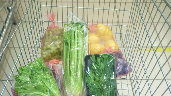 Vegetables in a grocery cart in a supermarket. buying vegetarian food — Stock Photo, Image