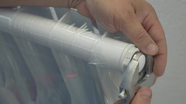 İnsan eli yaklaş. İşçi kurulum için bimetalik radyatör hazırlar