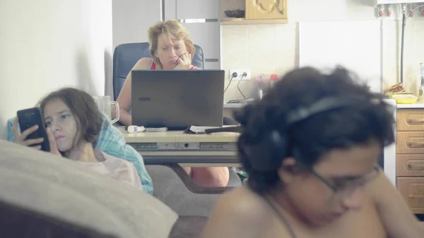 Vrouw, jongen en meisje tieners gebruik laptops terwijl samen thuis — Stockfoto