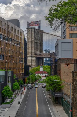 Brooklyn Köprüsü ve Manhattan Köprüsü'nden Brooklyn Heights görünümü.
