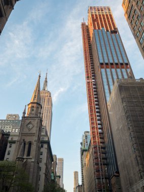 Fifth Avenue New York City, ABD yeni inşaat tarafından çevrili mermer Collegiate Kilisesi.