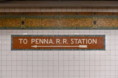 New York City - 27 Nisan 2018: 34th Street Pennsylvania istasyonu metro istasyonu New York City.
