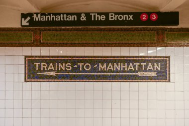 Manhattan mozaik ok işareti Nyc metro trenleri.