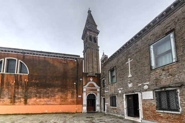 布拉诺岛上的圣廷蒂教堂倾斜的钟楼是意大利威尼斯第十六世纪的罗马天主教教堂 — 图库照片