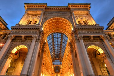 Milan Vittorio Emanuele II Galerisi, Milano, İtalya. İtalya'nın en eski aktif alışveriş merkezi ve Milan, İtalya'nın önemli bir dönüm noktası olduğunu.