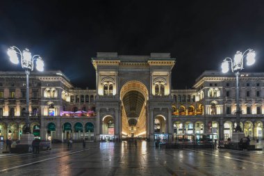 Milan, İtalya - 17 Mart 2018: Vittorio Emanuele II Galerisi, Milano, İtalya. İtalya'nın en eski aktif alışveriş merkezi ve Milan, İtalya'nın önemli bir dönüm noktası olduğunu.