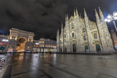 Milano Katedrali'ne, Duomo di Milano, bir gece İtalya Milan şehir merkezinde Piazza Duomo Meydanı'nda dünyanın en büyük Kilisesi.