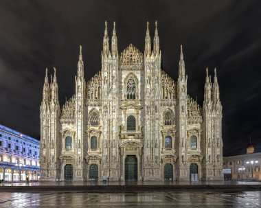Milano Katedrali'ne, Duomo di Milano, bir gece İtalya Milan şehir merkezinde Piazza Duomo Meydanı'nda dünyanın en büyük Kilisesi.