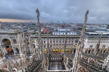 Milano Katedrali'ne, Duomo di Milano, bir İtalya Milan şehir merkezinde Piazza Duomo Meydanı'nda dünyanın en büyük Kilisesi.