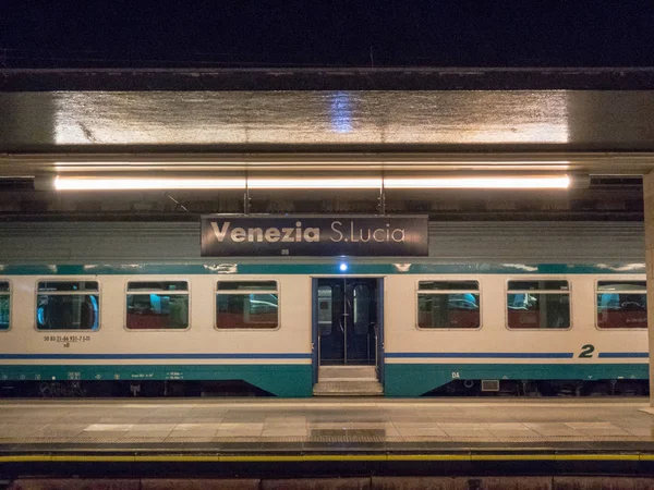 ヴェネツィア サンタ ルチア鉄道駅 ヴェネツィアのサンタ ルチア 夜トレニタリアが停車 — ストック写真