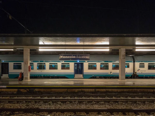 ヴェネツィア サンタ ルチア鉄道駅 ヴェネツィアのサンタ ルチア 夜トレニタリアが停車 — ストック写真