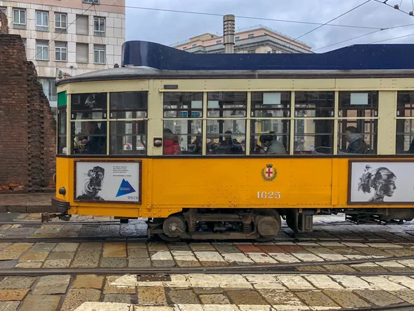 Milán Itálie Března 2018 Street Auto Cestování Zamračený Den Ulicích — Stock fotografie