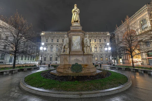 Statue Leonardo Vinci Milan Italy Night — Stock Photo, Image