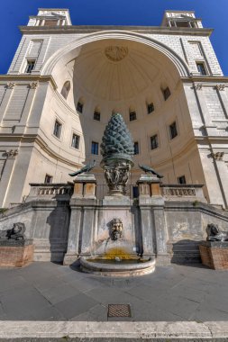 Fontana della Pigna (veya çam kozalağı, 1) dev çam kozalağı - Vatican City (Cortile della Pigna) Pigna mahkeme eski Roma Çeşmesi gösteriyor.