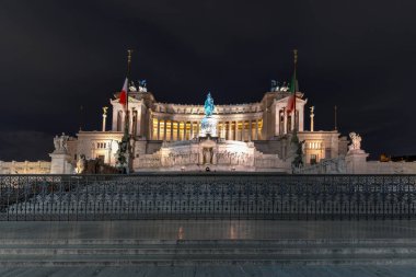 Victor Emmanuel II Anıtı. Sunak (Altare della Patria) vatanın. Roma, İtalya, gece Piazza Venezia.