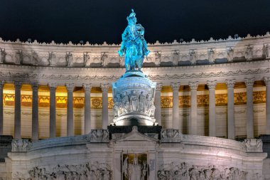 Victor Emmanuel II Anıtı. Sunak (Altare della Patria) vatanın. Roma, İtalya, gece Piazza Venezia.