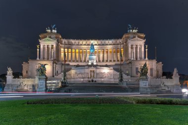 Victor Emmanuel II Anıtı. Sunak (Altare della Patria) vatanın. Roma, İtalya, gece Piazza Venezia.