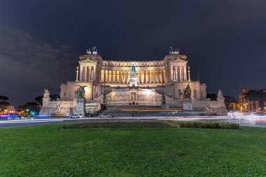 Victor Emmanuel II Anıtı. Sunak (Altare della Patria) vatanın. Roma, İtalya, gece Piazza Venezia.
