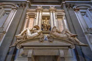 Florence, İtalya - 22 Mart 2018: Giuliano de Medici, mezar ve lahit üzerinde yalan aşağıda heykeller Michelangelo'nun 'Gece gündüz' Medici Şapel, Florence, İtalya