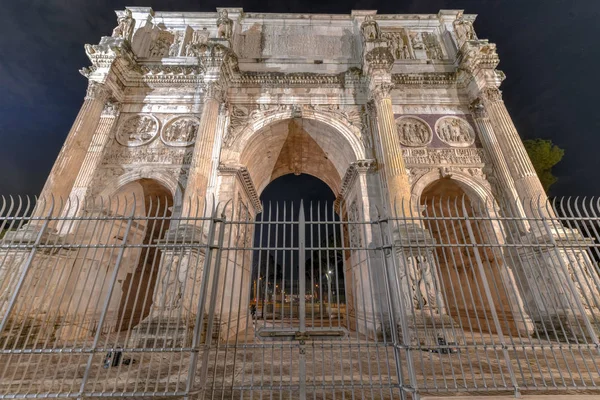 君士坦丁拱门是罗马的凯旋拱门 位于罗马的斗兽场和腭山之间 在意大利的夜晚 — 图库照片