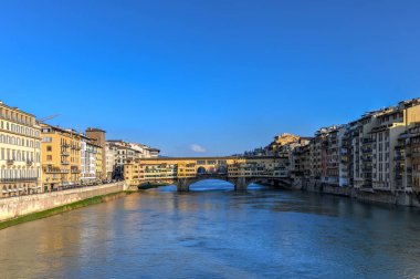 Ponte Vecchio Floransa, İtalya, hala o ileri, ortak bir kez olduğu gibi inşa dükkan sahibi olmak için kaydetti Arno Nehri bir Ortaçağ taş kapalı spandrel segmental kemer köprü bitti.