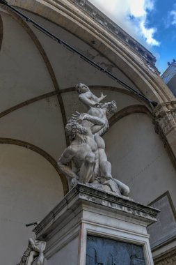 Firenze, İtalya - 21 Mart 2018: Heykelinin Loggia dei Lanzi (tecavüz Sabine kadınların) Floransa, İtalya.