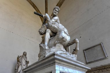 Firenze, İtalya - 21 Mart 2018: Heykelinin Loggia dei Lanzi (Herkül ve Nessus) Floransa, İtalya.