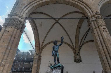 Firenze, İtalya - 21 Mart 2018: Heykelinin Loggia dei Lanzi (Perseus Medusa başı ile) Floransa, İtalya.