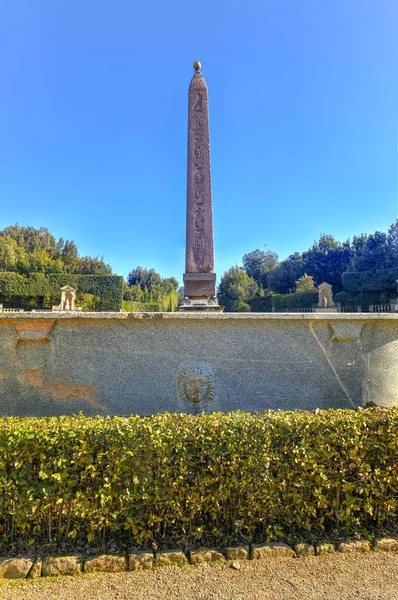 波波里花园是意大利佛罗伦萨的一个公园 它是从第十六到第十八世纪的雕塑收藏品的故乡 有一些罗马古董 — 图库照片