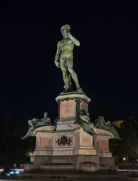 晚上在意大利佛罗伦萨米开朗基罗公园的大卫青铜雕像 — 图库照片
