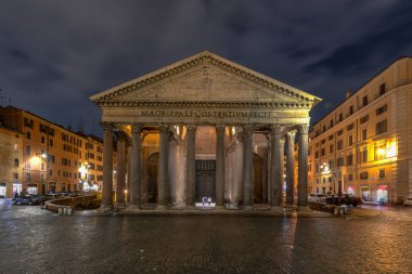 Görünümünü Pantheon gece Roma, İtalya. Kale kutsal meleğin. Roma mimarisi ve Simgesel. Roma ve İtalya'nın eski ve ünlü cazibe.