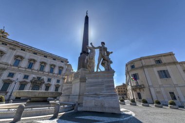 İtalya 'nın Quirinale Meydanı' ndaki Quirinal Sarayı (Palazzo del Quirinale Sarayı) yakınlarında bulunan Dioscuri Çeşmesi (Fontana dei Dioscuri).
