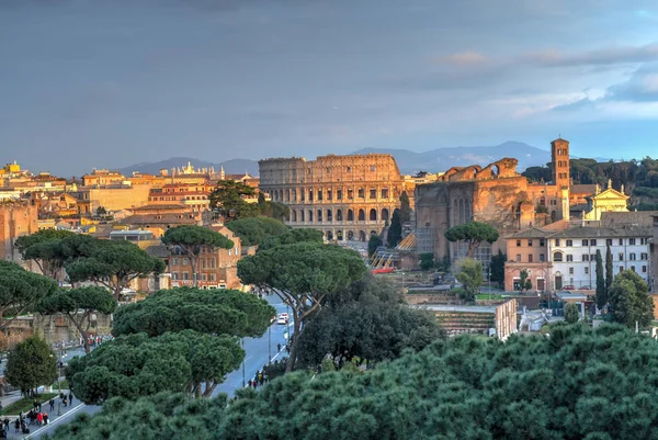 Rome イタリアの祖国の祭壇から見たコロッセオ — ストック写真