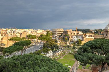 Roma, İtalya vatanın sunak dan görüldüğü gibi colosseum.