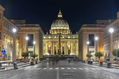 Saint Peter's Bazilikası'na gece Vatikan kentin Roma, İtalya