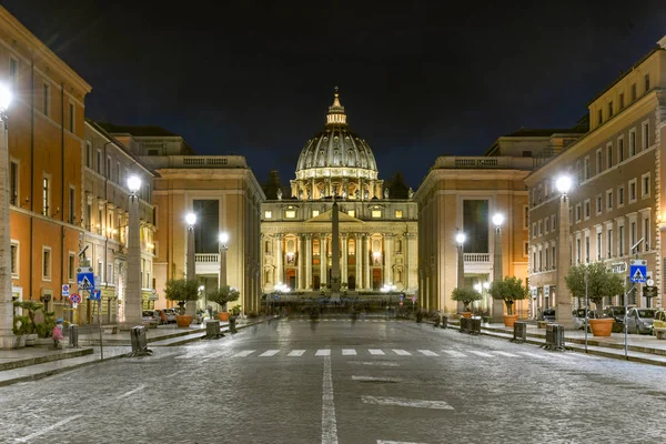 Saint Peter's Bazilikası'na gece Vatikan kentin Roma, İtalya