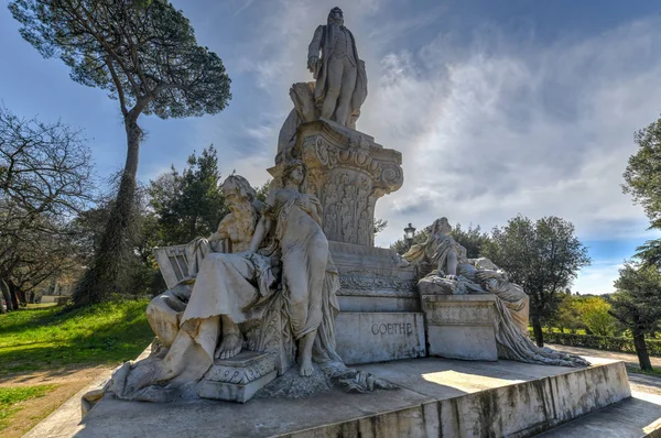 ヴィラ ボルゲーゼ公園 ローマ イタリアの庭園でヴォルフガング ゲーテの記念碑 — ストック写真