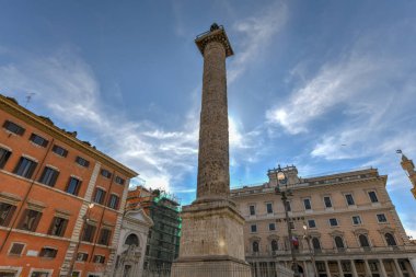Mermer sütun in Marcus Aurelius Roma, İtalya Piazza Colonna Meydanı'nda. Yaklaşık 100 2. yüzyılda inşa edilmiş ve sarmal rahatlattı featuring x yüksek Dor bir sütundur.