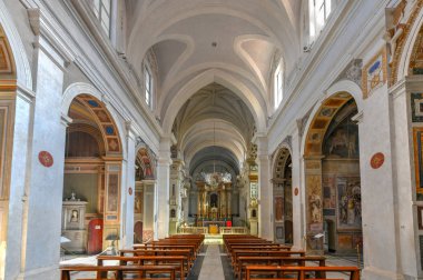 Rome, İtalya - 25 Mart 2018: Santissima Trinita dei Monti Fransız Kilisesi (1502-1585) üst kısmında ünlü İspanyol Merdivenleri yakınındaki Piazza di Spagna, Roma, İtalya.