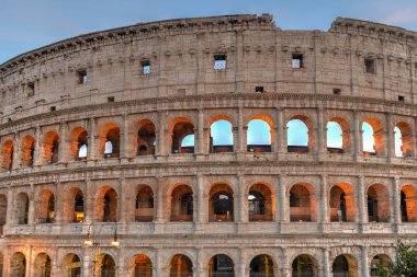 Antik Roma Colosseum günbatımı, Roma, İtalya.