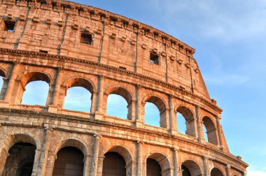 Antik Roma Colosseum günbatımı, Roma, İtalya.