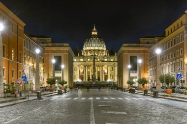 Saint Peter's Bazilikası'na gece Vatikan kentin Roma, İtalya