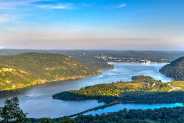 Ayı dağ, New York Hudson Highlands en tanınmış doruklarına birini göster.