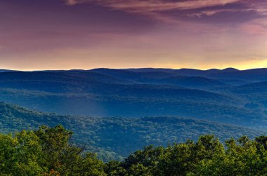 Bear Mountain, New York Hudson Highlands en tanınmış doruklarına gelen dramatik görünüm.