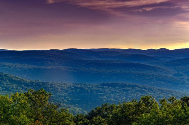 Bear Mountain, New York Hudson Highlands en tanınmış doruklarına gelen dramatik görünüm.